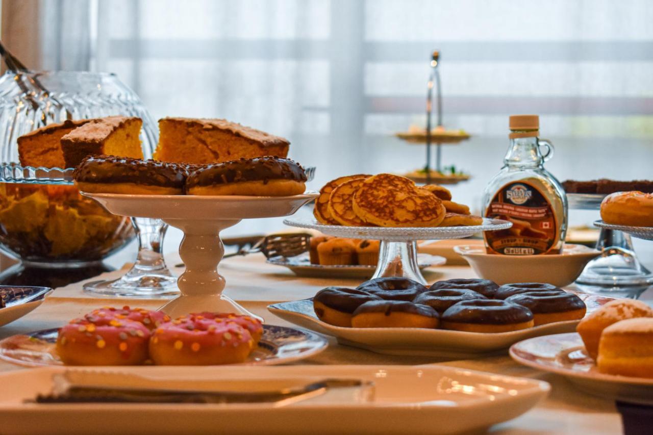 Готель Palazzo Cornalia Мілан Екстер'єр фото A selection of desserts