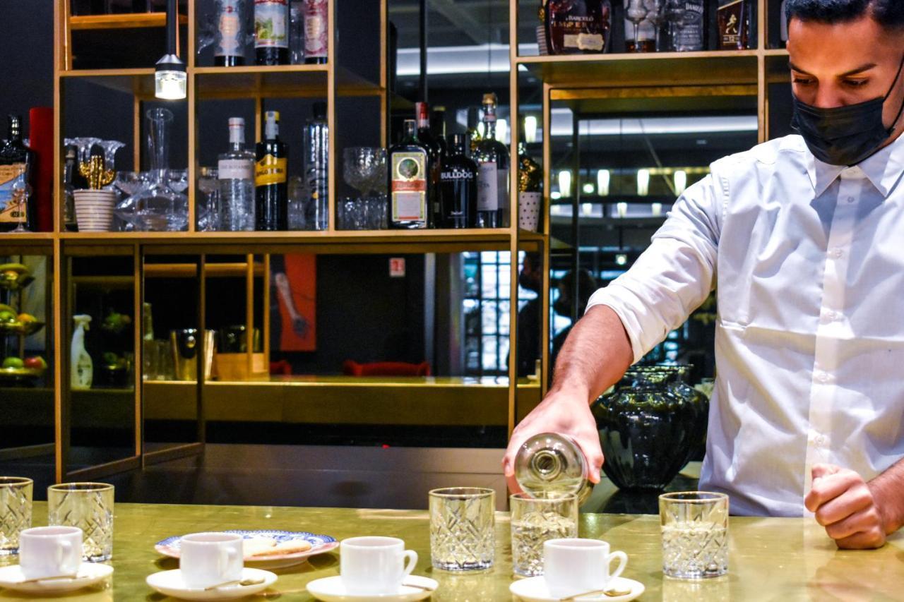 Готель Palazzo Cornalia Мілан Екстер'єр фото A bartender at work