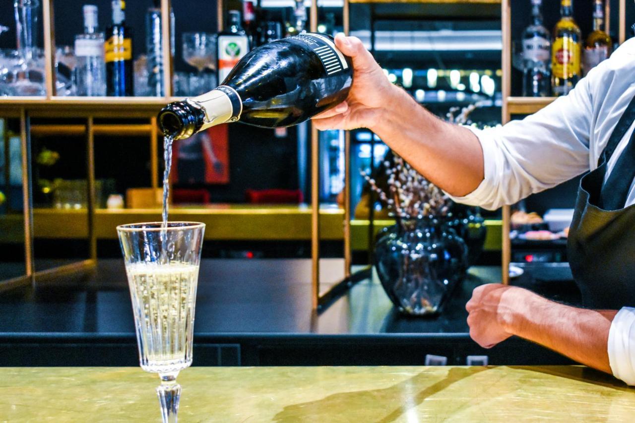 Готель Palazzo Cornalia Мілан Екстер'єр фото Champagne being poured