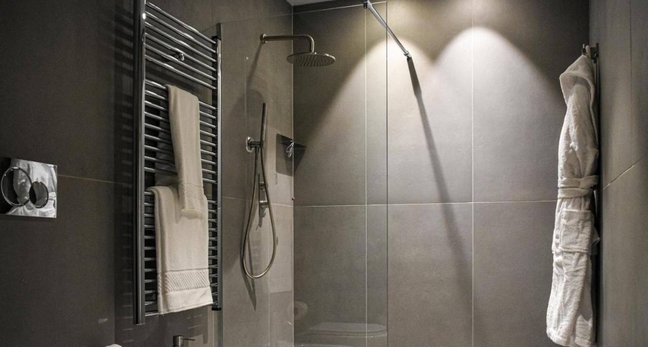 Готель Palazzo Cornalia Мілан Екстер'єр фото A shower with a fixed shower head and a handheld shower head