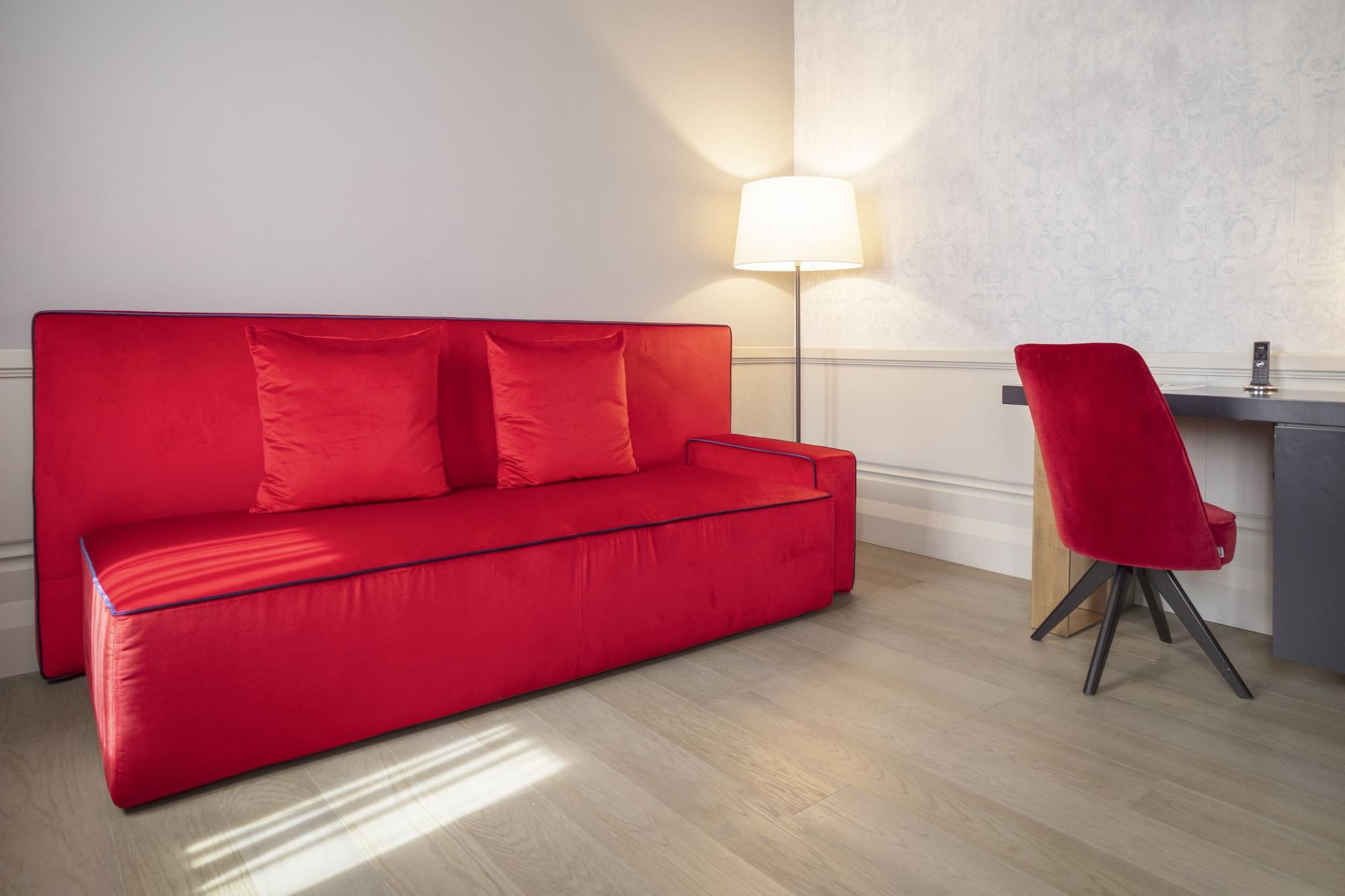 Готель Palazzo Cornalia Мілан Екстер'єр фото A red sofa
