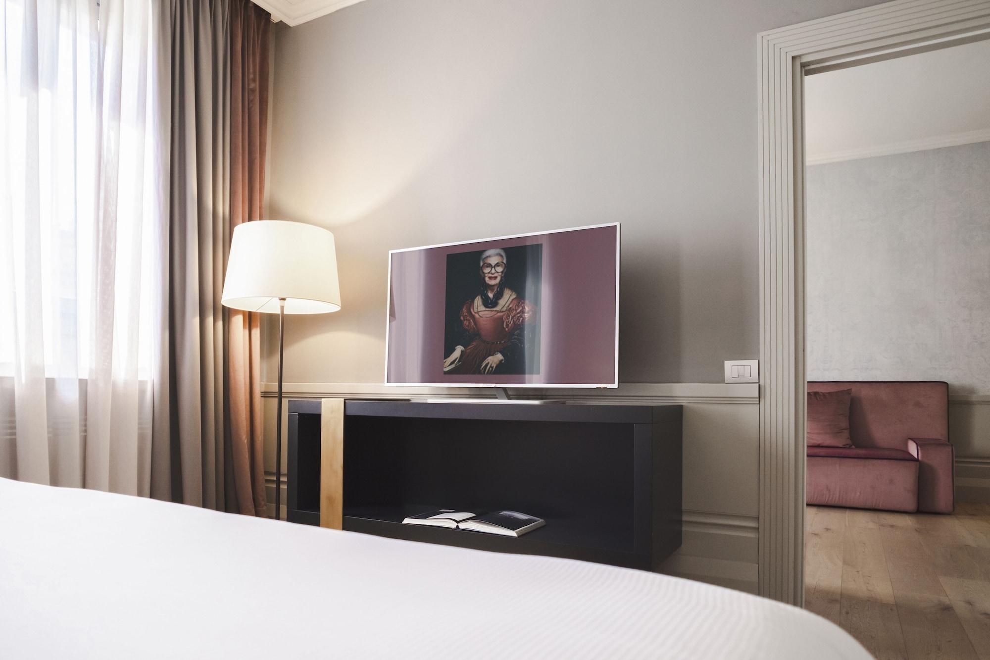 Готель Palazzo Cornalia Мілан Екстер'єр фото A television in a hotel room